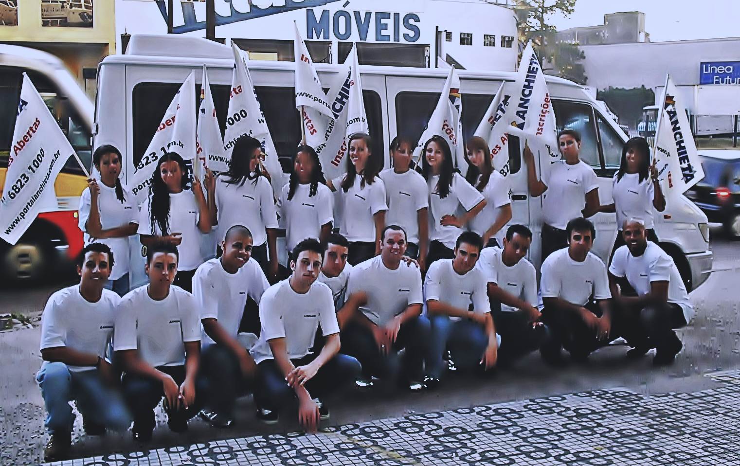 A ativação de marca é um mix de estratégias realizadas com o objetivo de agregar valor ao público através de experiências memoráveis. As ações podem ser operacionalizadas durante um curto período de dias ou mesmo horas. A marca é ativada quando ela consegue fazer parte da vida das pessoas, trazendo mais utilidade, diversão ou encantamento.