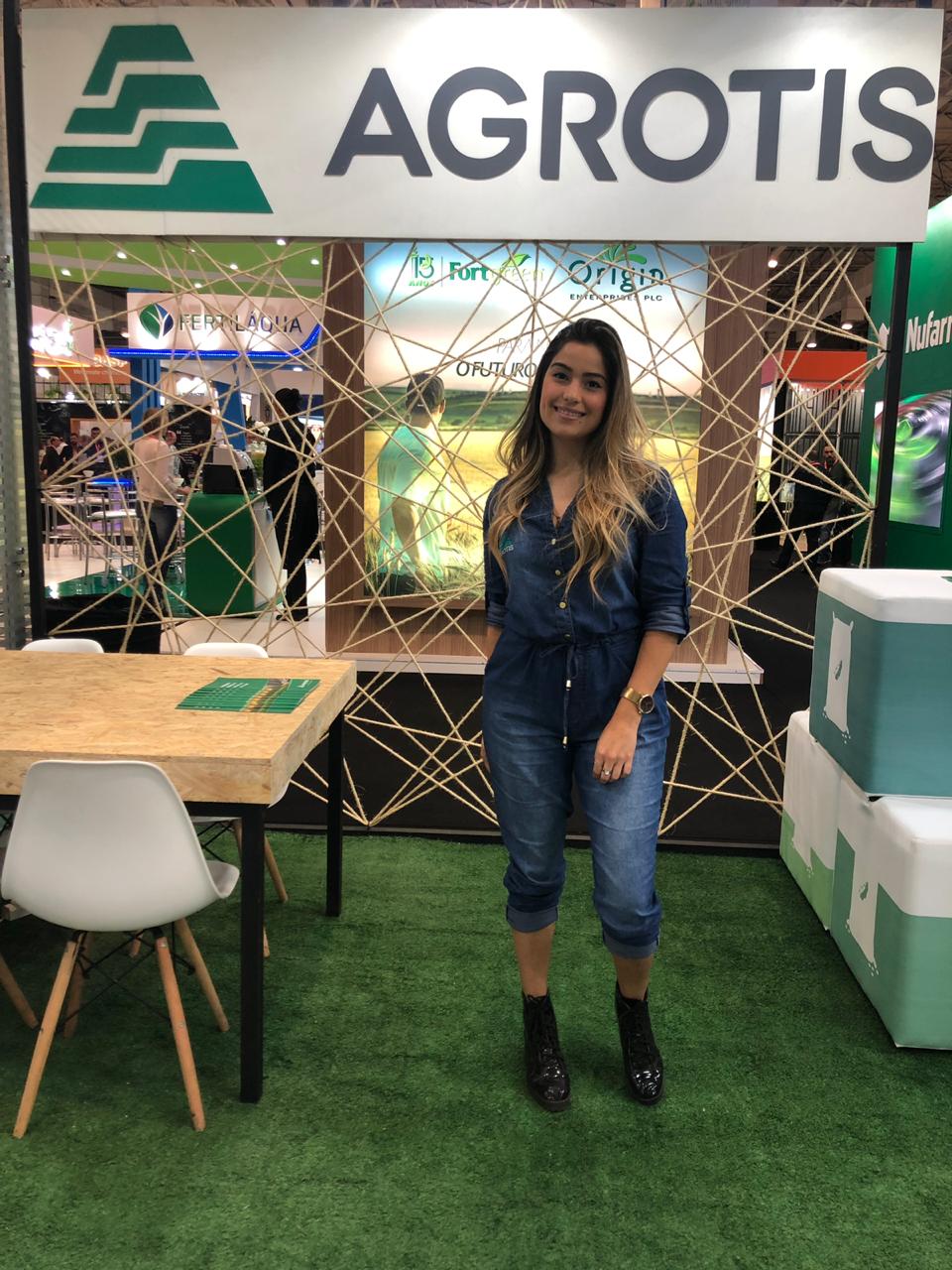 A recepcionista exerce papel estratégico dentro de um evento ou feira de negócios. Deve atuar como um cartão de boas vindas ao publico e será ela quem irá informar; orientar; coletar dados das credenciais; gerir lista de convidados; distribuir mídia impressa e brindes;  e encaminhar os convidados ou leads para um atendimento especializado. Além dessas atribuições, podem ser capacitadas a intermediar negociações em outros idiomas e auxiliar em atividades de staff.#feiras #modelos #agenciadeeventos #promotoras #casting #recepcionistasdeeventos #stands #recepcionistadeeventos #promotorasdeeventos #ativacoes #produtoradeeventos #montadoradestands #buffet #agencianuclear #marketingdigital #networkmarketing  #digitalmarketing #socialmediamarketing #marketingonline #onlinemarketing #marketingagency  #marketingstrategy #socialmarketing #influencermarketing #themarketingplanet #inboundmarketing #marketingsocial #marketinginmobiliario #socialmediamarketingtips #instagrammarketing #marketingplan #b2bmarketing 