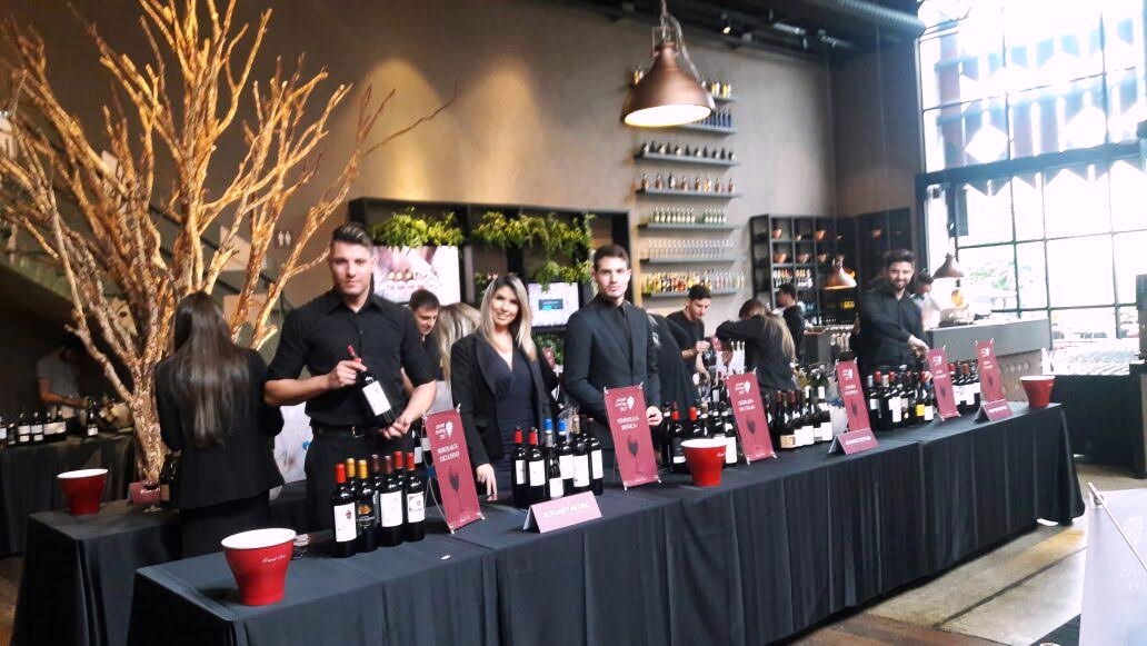 A degustação de vinhos é uma experiência sensorial que permite conhecer, entender e avaliar um vinho, além de possibilitar lançar palpites sobre safra, origem e uvas, aguçar os sentidos e estar conectado ao mundo vinilico. Os eventos de tasting também são memoráveis pelos networking. 