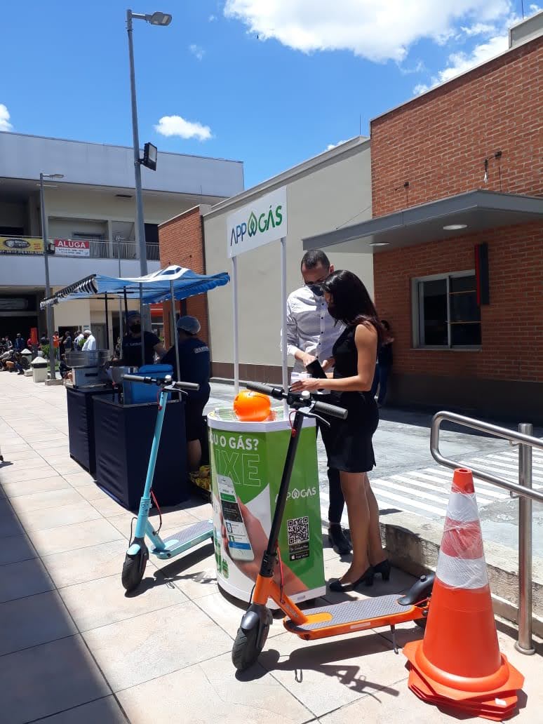 A ativação de marca é um mix de estratégias realizadas com o objetivo de agregar valor ao público através de experiências memoráveis. As ações podem ser operacionalizadas durante um curto período de dias ou mesmo horas. A marca é ativada quando ela consegue fazer parte da vida das pessoas, trazendo mais utilidade, diversão ou encantamento.