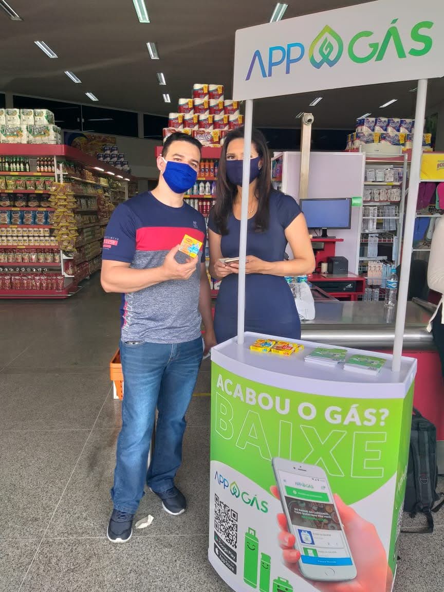 A ativação de marca é um mix de estratégias realizadas com o objetivo de agregar valor ao público através de experiências memoráveis. As ações podem ser operacionalizadas durante um curto período de dias ou mesmo horas. A marca é ativada quando ela consegue fazer parte da vida das pessoas, trazendo mais utilidade, diversão ou encantamento.