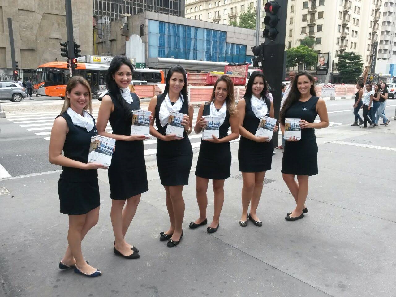 A ativação de marca é um mix de estratégias realizadas com o objetivo de agregar valor ao público através de experiências memoráveis. As ações podem ser operacionalizadas durante um curto período de dias ou mesmo horas. A marca é ativada quando ela consegue fazer parte da vida das pessoas, trazendo mais utilidade, diversão ou encantamento.