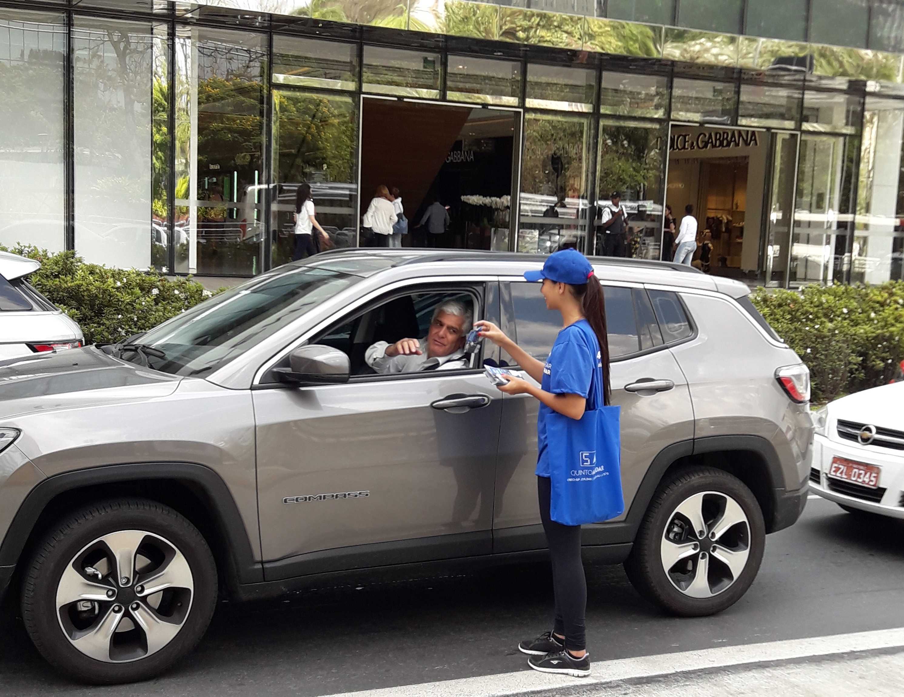 A ativação de marca é um mix de estratégias realizadas com o objetivo de agregar valor ao público através de experiências memoráveis. As ações podem ser operacionalizadas durante um curto período de dias ou mesmo horas. A marca é ativada quando ela consegue fazer parte da vida das pessoas, trazendo mais utilidade, diversão ou encantamento.