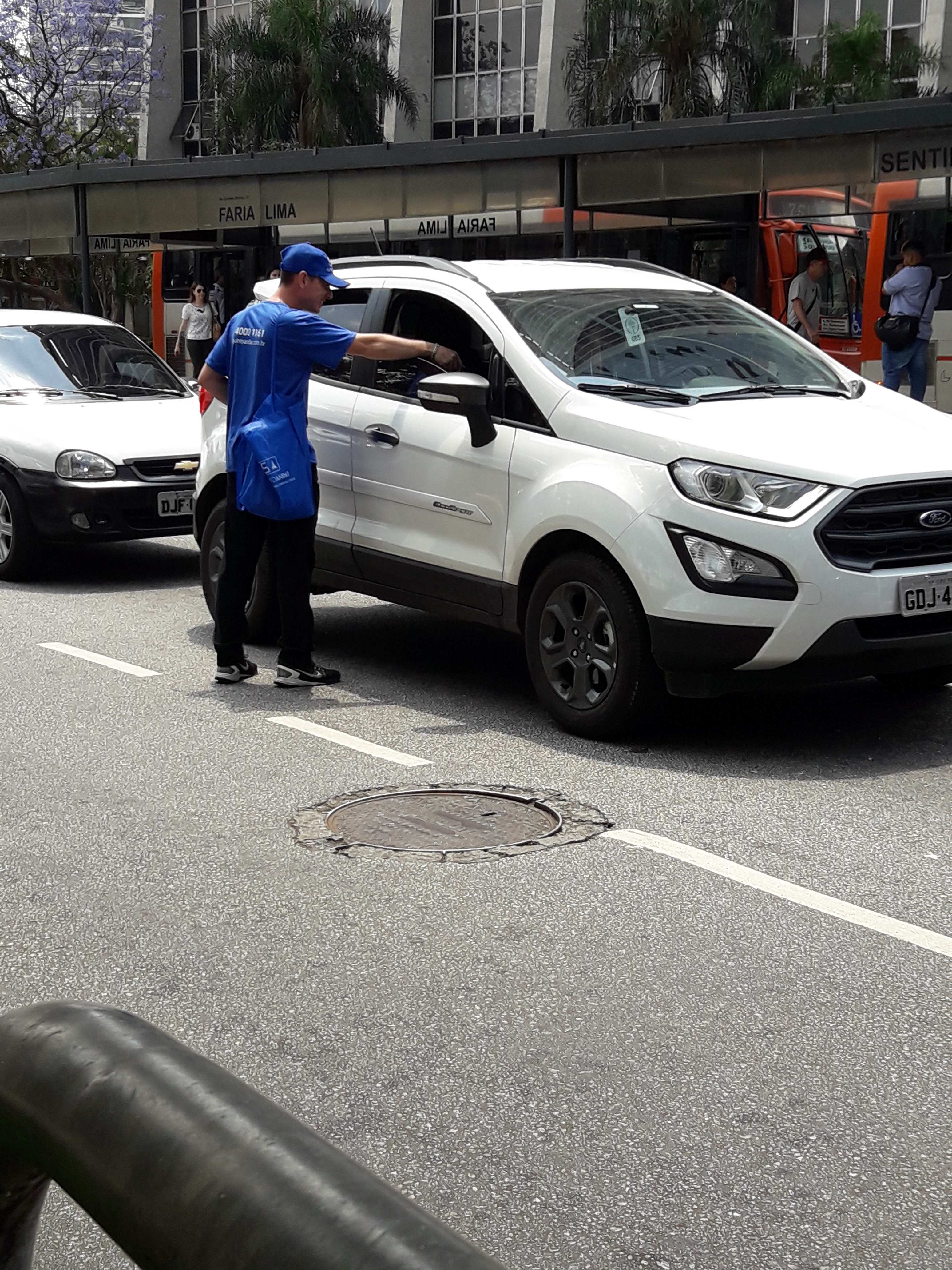 A ativação de marca é um mix de estratégias realizadas com o objetivo de agregar valor ao público através de experiências memoráveis. As ações podem ser operacionalizadas durante um curto período de dias ou mesmo horas. A marca é ativada quando ela consegue fazer parte da vida das pessoas, trazendo mais utilidade, diversão ou encantamento.