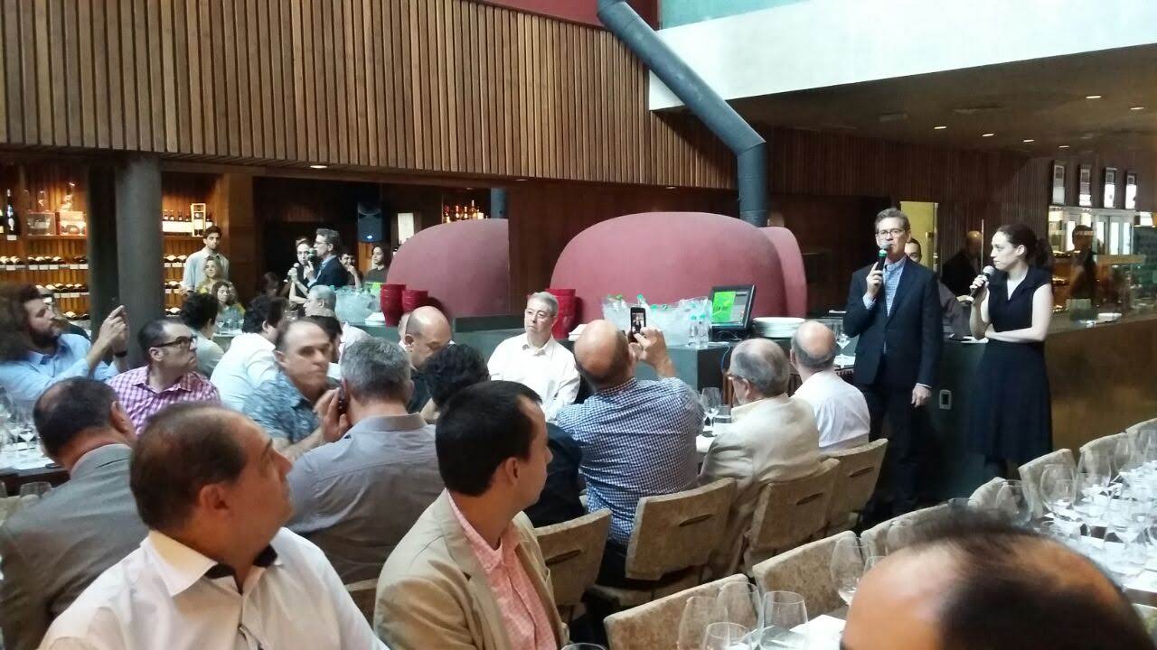 A ativação de marca é um mix de estratégias realizadas com o objetivo de agregar valor ao público através de experiências memoráveis. As ações podem ser operacionalizadas durante um curto período de dias ou mesmo horas. A marca é ativada quando ela consegue fazer parte da vida das pessoas, trazendo mais utilidade, diversão ou encantamento.