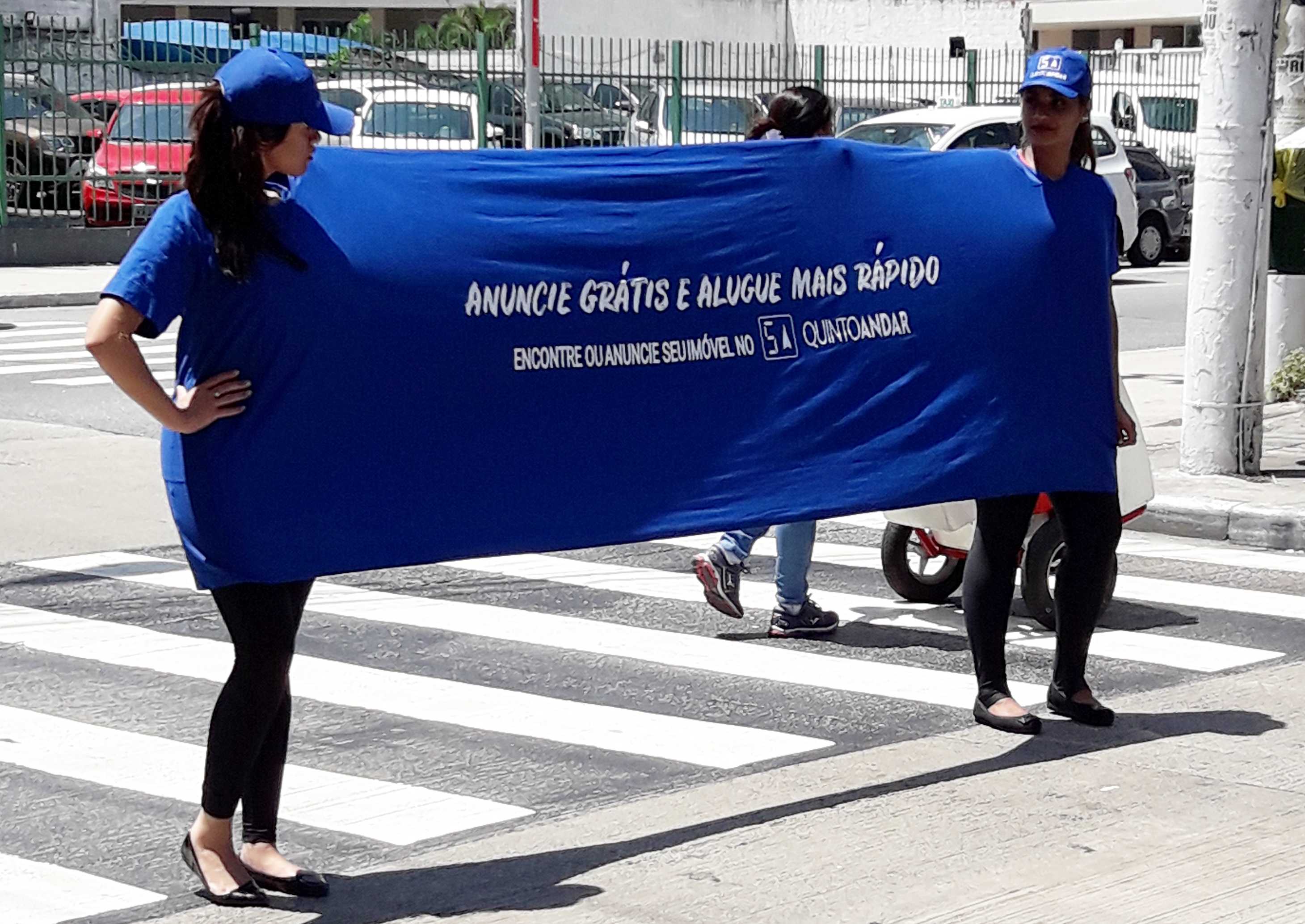 A ativação de marca é um mix de estratégias realizadas com o objetivo de agregar valor ao público através de experiências memoráveis. As ações podem ser operacionalizadas durante um curto período de dias ou mesmo horas. A marca é ativada quando ela consegue fazer parte da vida das pessoas, trazendo mais utilidade, diversão ou encantamento.