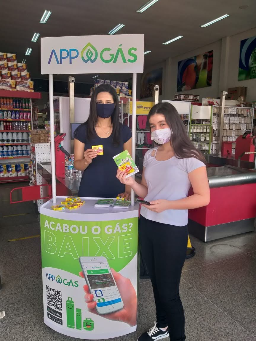 A ativação de marca é um mix de estratégias realizadas com o objetivo de agregar valor ao público através de experiências memoráveis. As ações podem ser operacionalizadas durante um curto período de dias ou mesmo horas. A marca é ativada quando ela consegue fazer parte da vida das pessoas, trazendo mais utilidade, diversão ou encantamento.