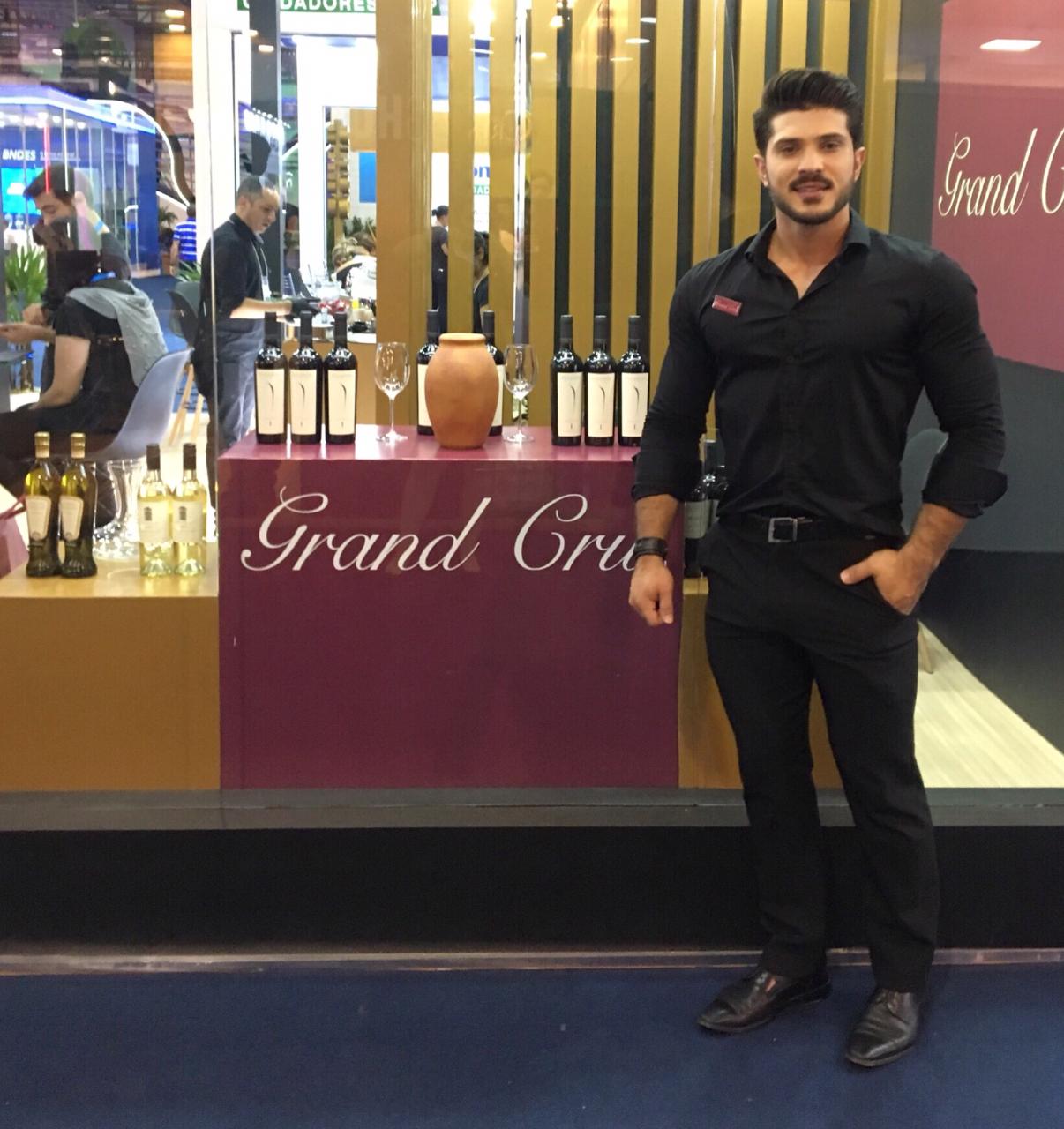 A degustação de vinhos é uma experiência sensorial que permite conhecer, entender e avaliar um vinho, além de possibilitar lançar palpites sobre safra, origem e uvas, aguçar os sentidos e estar conectado ao mundo vinilico. Os eventos de tasting também são memoráveis pelos networking. 